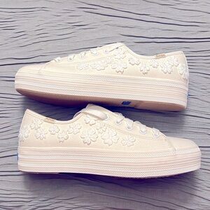 New Kate Spade Keds 7.5 7 1/2 Triple Kick White Flowers